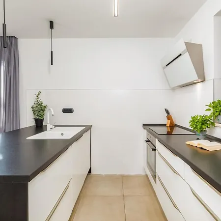Sara *