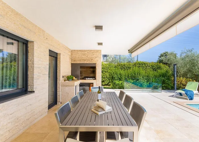 Sara 빌라 브르사르